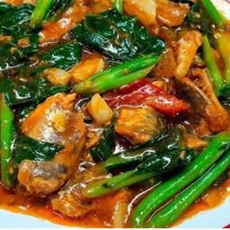 ข้าวหน้าผัดคะน้าปลากระป๋อง