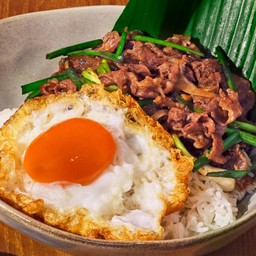 ข้าวหน้าเนื้อสไลซ์น้ำมันหอยไข่ดาว