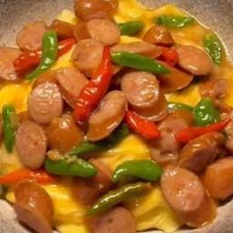 ข้าวหน้าไข่ข้นไส้กรอกผัดพริกขี้หนูสวน