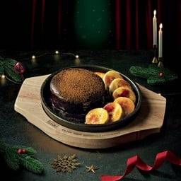 ช็อกโกแลตมัดเค้กเสิร์ฟคู่กล้วยหอมคาราเมลไลซ์