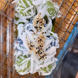 ขนมต้มใบเตยอัญชันมะพร้าวอ่อน