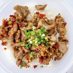 ข้าวหมูทอดคั่วพริกเกลือ