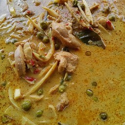 แกงไก่หน่อไม้สด