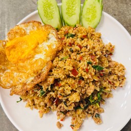 ข้าวคลุกกระเพราไข่ดาว