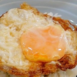 ข้าวเที่ยงออฟฟิศ หน้าขนส่ง ที่เดียวกับสำนักงานFWD(สังเกตป้ายสีส้ม)โทร 064-429-4597