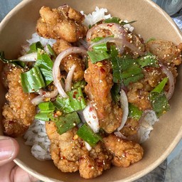 ข้าวยำไก่กรอบแซ่บ🍗