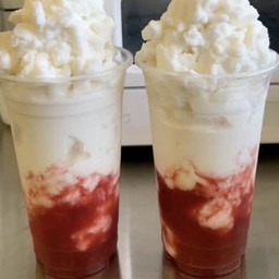 มะพร้าวนมสดสตรอเบอร์รี่ปั่น