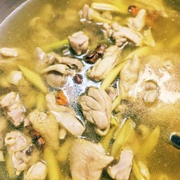 ไก่ต้มขมิ้น