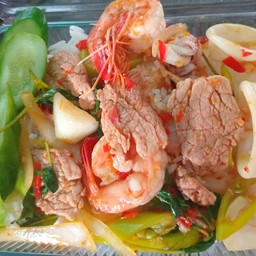 กระเพารวมมิตรราดข้าว