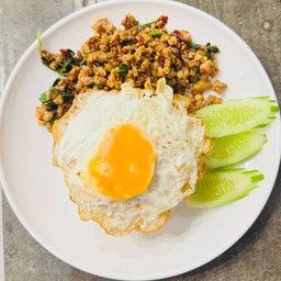 กระเพราหมูสับไข่ดาว