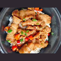 ข้าวหมูสามชั้นคั่วพริกเกลือ