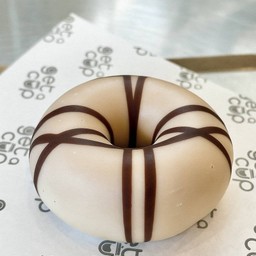 พรีเมี่ยมโดนัท ไวท์ช็อก