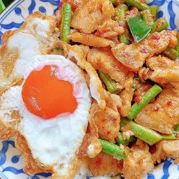 ผัดพริกแกงหมูชิ้น