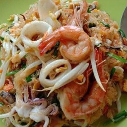 ผัดไทยกุ้งหมึก