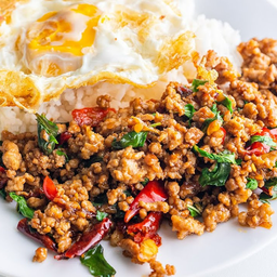 ข้าวผัดกะเพราหมู / ไก่ + ไข่ดาว