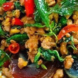 กะเพราไก่สับไข่เยี่ยวม้า