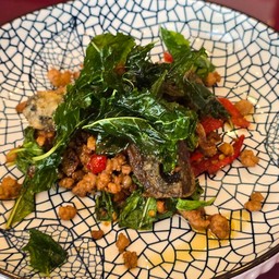 กะเพรากรอบไข่เยี่ยวม้า