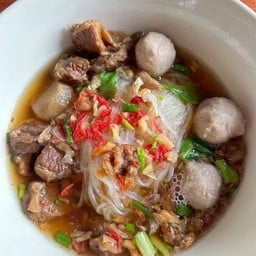 ก๋วยเตี๋ยวป้าหนิง หน้าอบต บ้านกร่าง