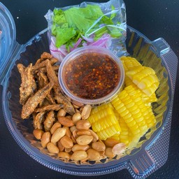 ยำข้าวโพดปลากรอบ