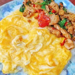 ข้าวหน้าไข่ข้นกระเพราหมูชิ้น