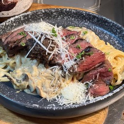 พาสต้าครีมเห็ดและเนื้อออสเตรเลียย่าง