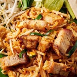 ผัดไทยหมูกรอบ