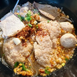 เกาเหลาต้มยำเครื่องในหมู