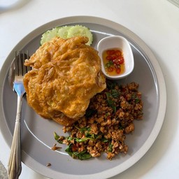 กะเพราเนื้อชิ้น+ไข่เจียว