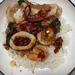 ข้าวกระเพราทะเล (หมึกกุ้ง)