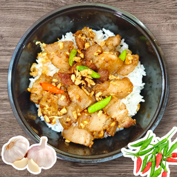 ข้าวหมูสามชั้นทอดกระเทียมพริกขี้หนู