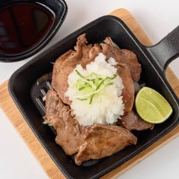 ลิ้นวัวซอสพอนซึกับหัวไชเท้าขูด