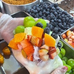 กินกินเฮ้าส์ โมจิผลไม้สดครีมชีสร้านดังตต. ตลาดแบล็กมาร์เก็ต