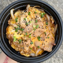 ข้าวหน้าหมูสไลด์ใส่ไข่ (เทริยากิ)