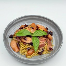 สปาเก็ตตี้ผัดพริกแห้ง (เบคอน+ไส้กรอก)