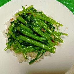 ผัดผักบุ้งไฟแดง ราดข้าว