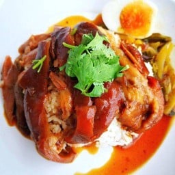 จุ้ง ข้าวหมูแดง ข้าวขาหมู สาขาปั๊มน้ำมันบางจากเพชรเกษม 108