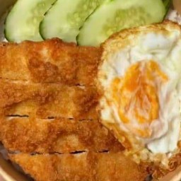 ข้าวไก่กรอบไข่ดาว