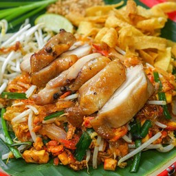 ผัดไทย ไก่ย่าง