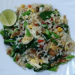 เจ ข้าวกล้องผัดคะน้าปลาเค็มจำแลงเจเจ Spicy fried rice wi Kale, salty plant-based