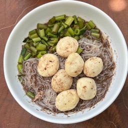 ก๋วยเตี๋ยวลูกชิ้นหมูล้วนน้ำตก
