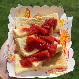 ขนมปังปิ้งสตอเบอรี่