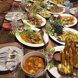 Lakeside Bar and Restaurant