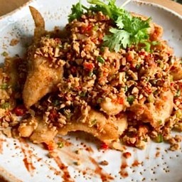 ไก่นุ่มทอดกรอบคั่วพริกเกลือ ราดข้าว