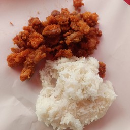 ข้าวเหนียว ห่อไก่ รส วิงซ์แซ่บ