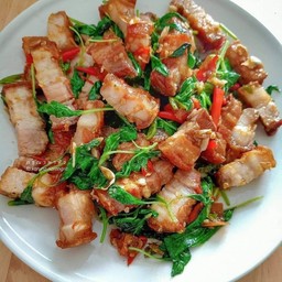 กระเพราหมูกรอบราดข้าว + ไข่ดาว