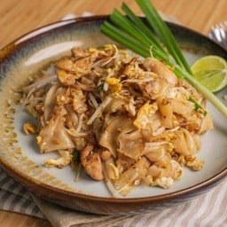 ก๋วยเตี๋ยวคั่วไก่ Stir-fried Chicken Noodles