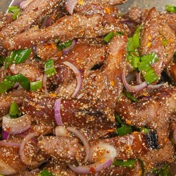 ข้าวหน้าคอหมูย่างยำแซ่บ+ไข่ต้ม..ฟรี!!!น้ำดื่มขวดเล็ก