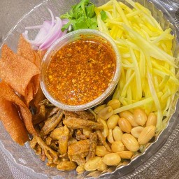 ยำมะม่วงสามกรอบ & ของทอด