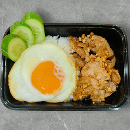 ข้าวหมูกระเทียมไข่ดาว