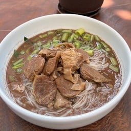 ก๋วยเตี๋ยวหมูตุ๋นน้ำตก